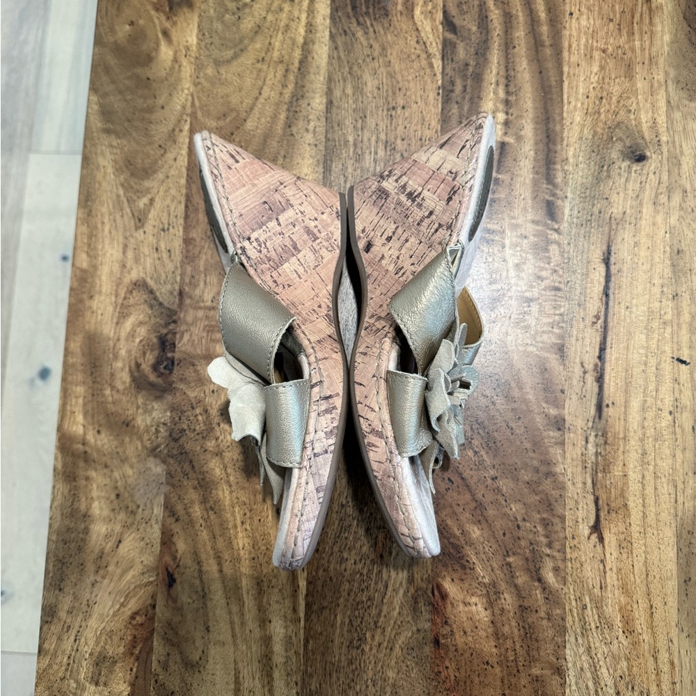 B.O.C Wedge Sandal - Gold metallic leather with cork wedge & flower detail US 9 - Picture 3 of 12